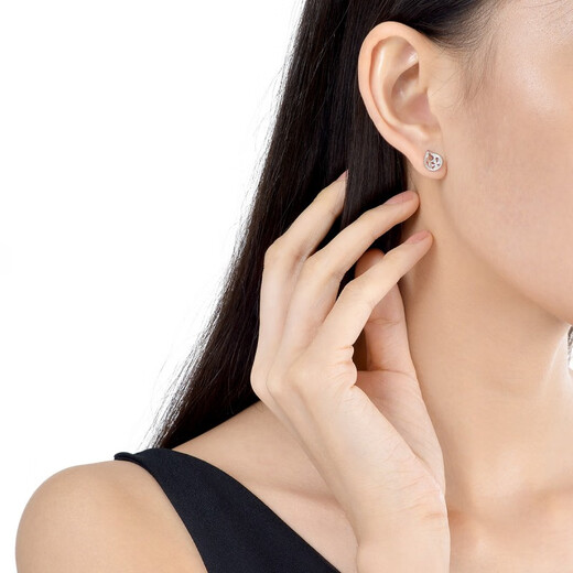 Chow Sang Sang Pt950 Platinum Earrings Platinum Flower Earrings 83978E Priced at 2.38 grams (including labor cost of NT$200)