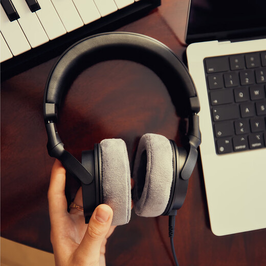 Beyerdynamic DT 270 PRO entry-level head-mounted professional monitoring portable over-ear studio closed-back dedicated headphones 45 Euros recommended as a gift