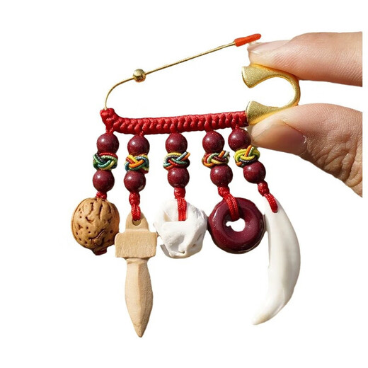 Baby pin, dog tooth, peach core sword, pig bone, peach wood pendant, evil birth scare, anti-stress talisman to protect the baby from going out, five treasure pin, gift box