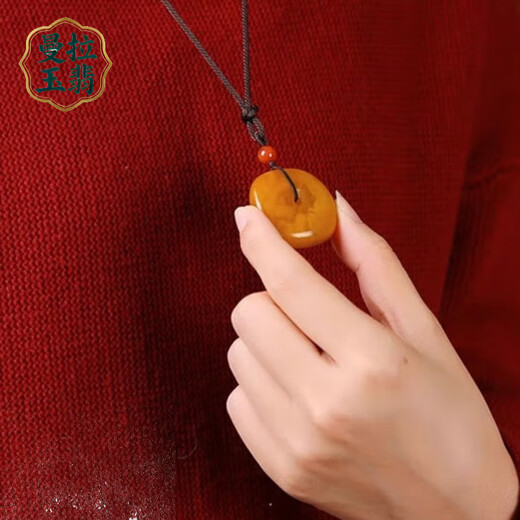 Manla Jade Pei natural beeswax peace buckle pendant men and women sweater chain old honey antique wax hidden buckle jade pendant genuine peace buckle pendant