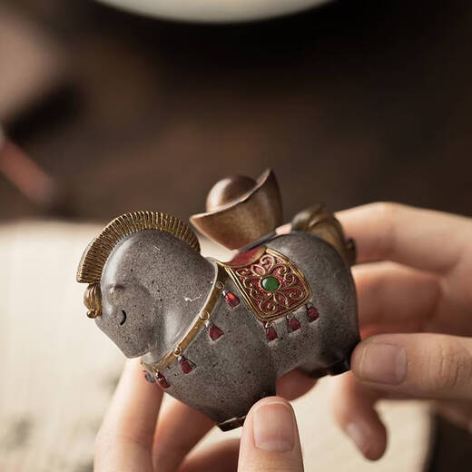 A pair of magical tea pets that will make you rich soon. Chinese style Tang horse tea table that attracts wealth and can raise tea sets and tea tray accessories. You will soon be blessed and rich. A pair of them - temperature sensitive color change