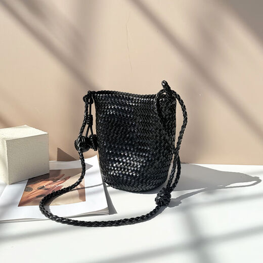 Pomelo Genuine Leather Handwoven Bucket Bag for Women 2025 New Single Shoulder Underarm Bag Crossbody Bag Beach Bag White Small Size