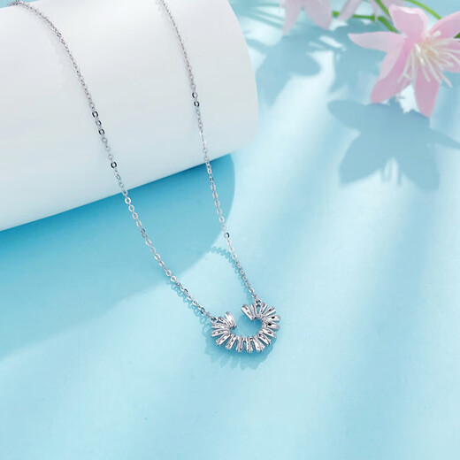 Lao Fengxiang platinum necklace pt950 winding love necklace ladies model birthday gift for girlfriend and wife platinum jewelry platinum about 4.28g