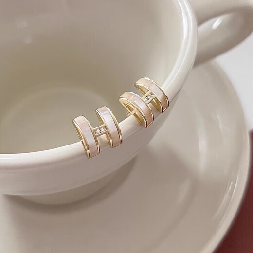 Xiaomi (MI) H letter earrings for women, shell light luxury high-end earrings, versatile new earrings, Chinese Valentine's Day gift for girlfriend, Japanese and Korean light luxury shell letter H sterling silver earrings