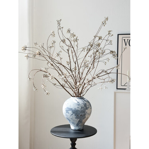 Penusen small white fruit, black tallow fruit, natural branches, dried flowers bouquet, dried branches, wabi-sabi style vase, flower arrangement decoration, high sense real flowers, blue frosted vase