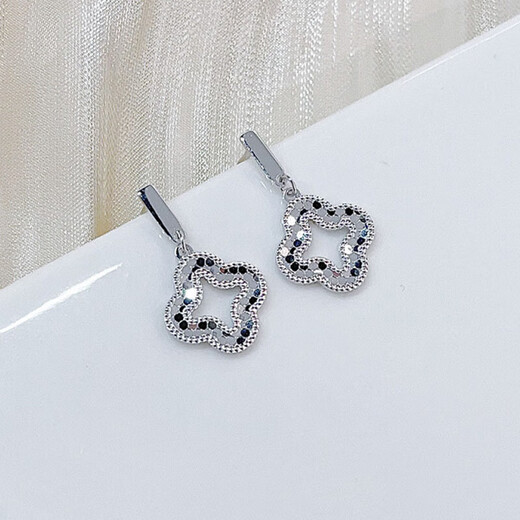 Beijing Gold Trading Center Co., Ltd. Platinum hollow fish scale lucky four-leaf clover earrings, about 3.84g