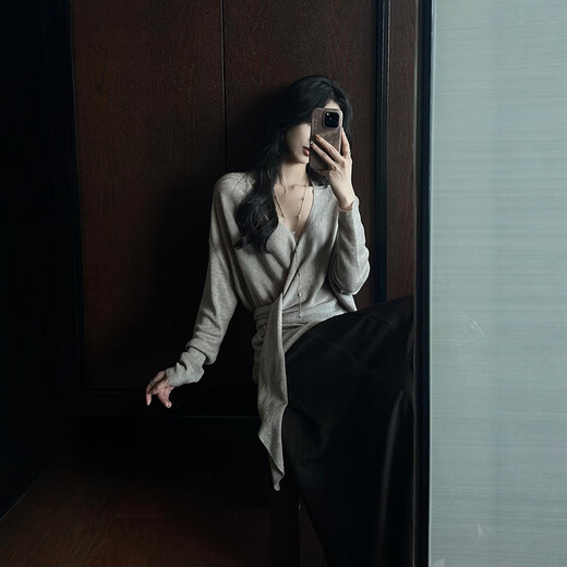 Su Yuwei old money style lazy high-end cross v-neck knitted bottoming shirt for women autumn and winter waist strap sweater inner top oatmeal color follow the store - free shipping insurance S (80-95Jin Jin is equal to 0.5 kg)