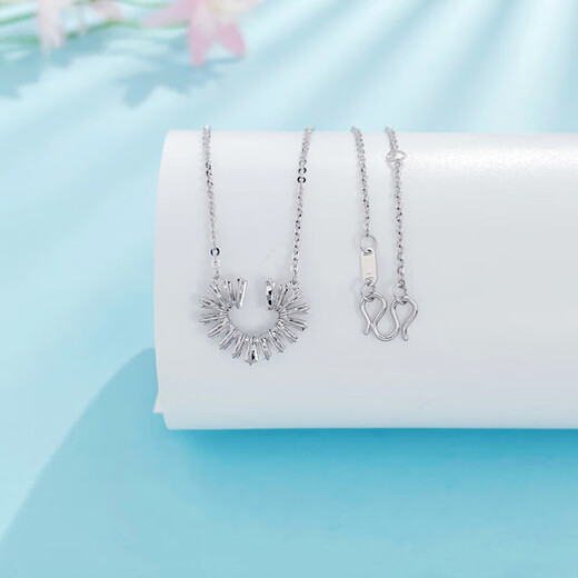 Lao Fengxiang platinum necklace pt950 winding love necklace ladies model birthday gift for girlfriend and wife platinum jewelry platinum about 4.28g