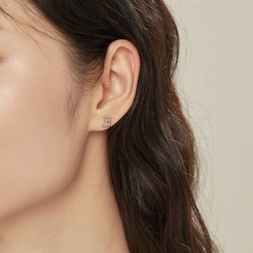 Chow Sang Sang X-shaped platinum earrings platinum earrings commuting versatile simple earrings 32949E pricing