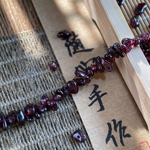 Natural garnet bracelet for women, gravel crystal bracelet, irregular single circle, beauty and blood circulation temperament for women, garnet gravel bracelet