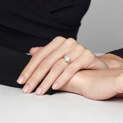 Chow Sang Sang Akoya Pearl and Diamond Ring 18K Gold La Pelle East Pearl Sea Pearl Ring 95583R Pricing 17 Circles
