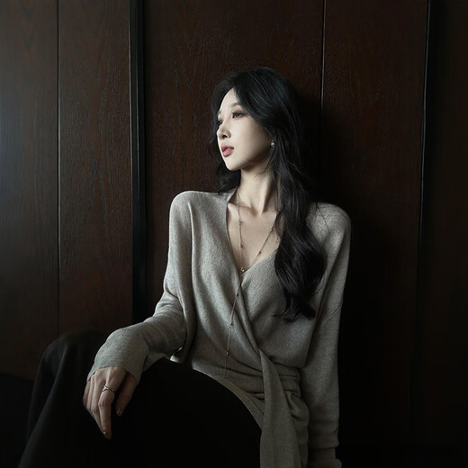 Su Yuwei old money style lazy high-end cross v-neck knitted bottoming shirt for women autumn and winter waist strap sweater inner top oatmeal color follow the store - free shipping insurance S (80-95Jin Jin is equal to 0.5 kg)