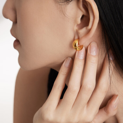 Chow Tai Fook INS style dolphin back pure gold earrings and earrings birthday gift EOF1808, priced at about 5.20g (labor cost 580)