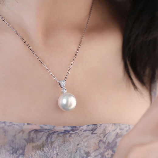 Zhou Taisheng's strong light pearl necklace is light and luxurious, the small light bulb is round, natural single diamond pendant, clavicle chain, Australian white, elegant and gentle, silver