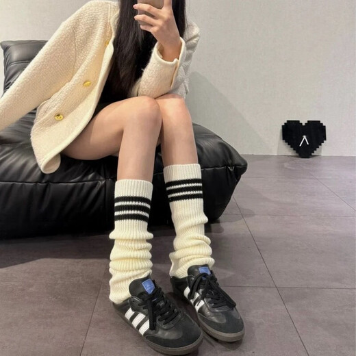 Piles of striped knitted socks that won’t fall off, keep warm, show off slim legs, are versatile, mid-length, can be paired with snow boots, thick yoga pants, white