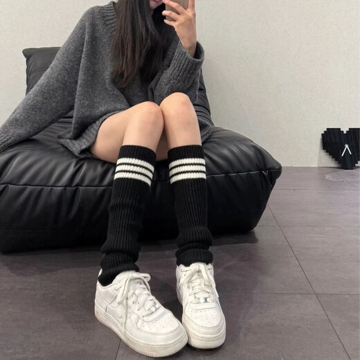 Piles of striped knitted socks that won’t fall off, keep warm, show off slim legs, are versatile, mid-length, can be paired with snow boots, thick yoga pants, white
