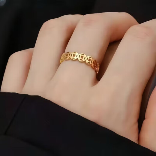 Recommended hot items: The hollow design of the gold coin ring is exquisite and eye-catching. It is good for daily wear and looks stylish and versatile. Simple gold coin ring 1 piece. The size can be adjusted with a live mouth.