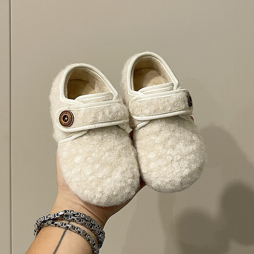 Girls' furry shoes 2025 new winter children's girls plus velvet warm Birkenstock shoes for girls soft-soled non-slip cotton shoes off-white, size 22, inner length about 14CM