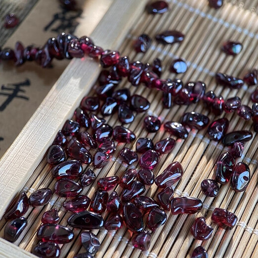 Natural garnet bracelet for women, gravel crystal bracelet, irregular single circle, beauty and blood circulation temperament for women, garnet gravel bracelet