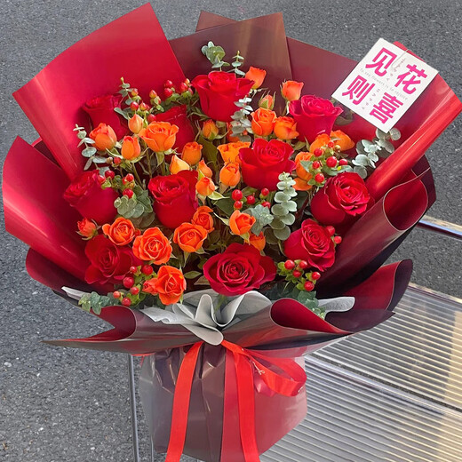 Lingxiang Flower Express delivers 11 rose bouquets to express love to girlfriend and wife as birthday gifts nationwide. 11 red rose bouquets for a lifetime.
