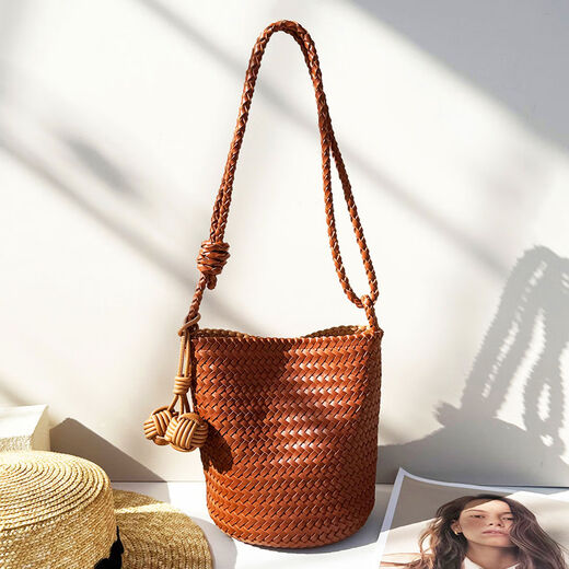 Pomelo Genuine Leather Handwoven Bucket Bag for Women 2025 New Single Shoulder Underarm Bag Crossbody Bag Beach Bag White Small Size