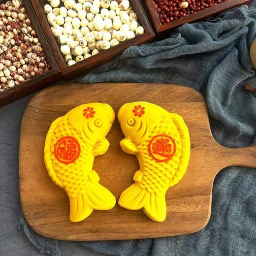 New wooden baking mold for Chinese New Year steamed steamed buns with fish-knocked noodles and fish-printed steamed buns wooden molds. Defective items - random styles - mind taking photos with caution.