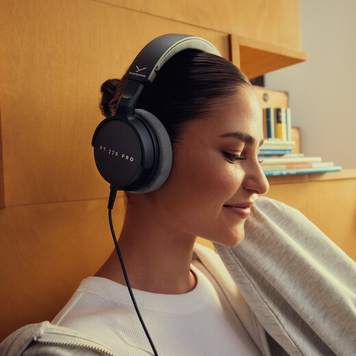 Beyerdynamic DT 270 PRO entry-level head-mounted professional monitoring portable over-ear studio closed-back dedicated headphones 45 Euros recommended as a gift
