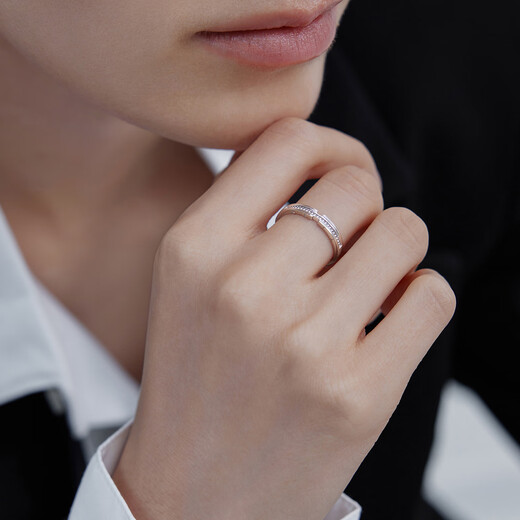 Lukfook Jewelry Platinum 950 Eternal Deed sand surface craftsman solid ring live men's price G07P0017DS 4.47 grams (including labor cost 402 yuan)