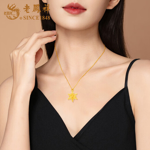 Lao Fengxiang gold snowflake set chain for women, versatile pure gold pendant necklace jewelry, Valentine's Day birthday gift for girlfriend and wife, snowflake set chain, about 2.3g