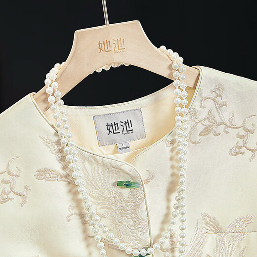 Shechi new Chinese round neck jacquard vest for women 2025 autumn and winter new raw edge splicing silhouette stacked vest