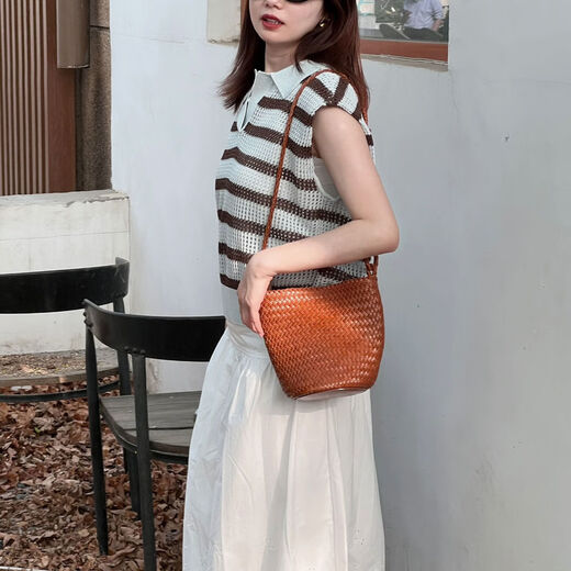 Pomelo Genuine Leather Handwoven Bucket Bag for Women 2025 New Single Shoulder Underarm Bag Crossbody Bag Beach Bag White Small Size