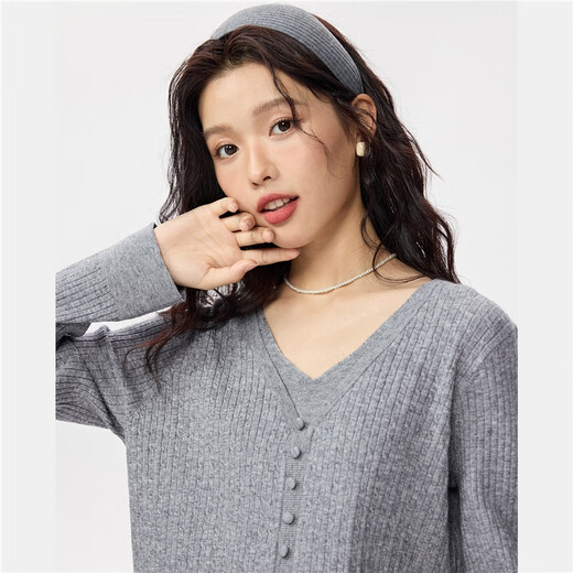 Giordano cable pattern sweater women's autumn and winter V-neck button decoration fake two-piece sweater 13355777