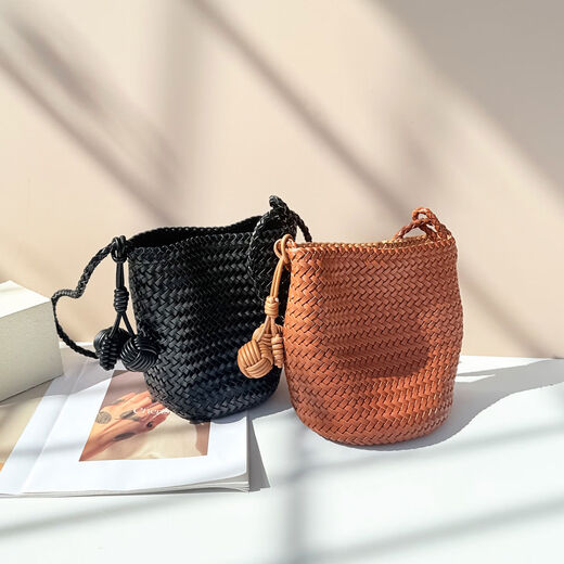 Pomelo Genuine Leather Handwoven Bucket Bag for Women 2025 New Single Shoulder Underarm Bag Crossbody Bag Beach Bag White Small Size
