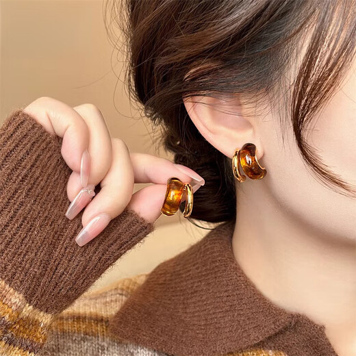 Pumanzhuji Maillard vintage amber 18K gold earrings 2025 new light luxury autumn and winter earrings asymmetric tiger eye stone one for two wear