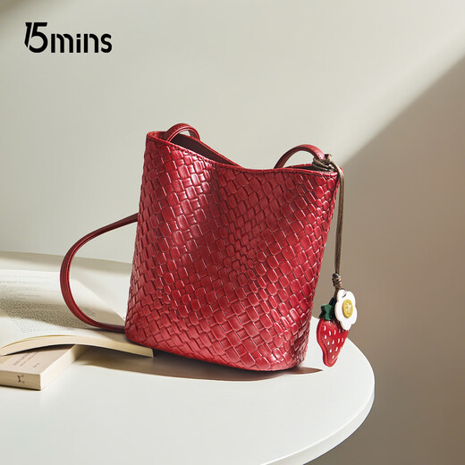 15MINS Bag 2025 New Niche Bucket Bag Woven Fashion One-Shoulder Messenger Bag Lightweight Girls Bag New Year’s Eve Gift