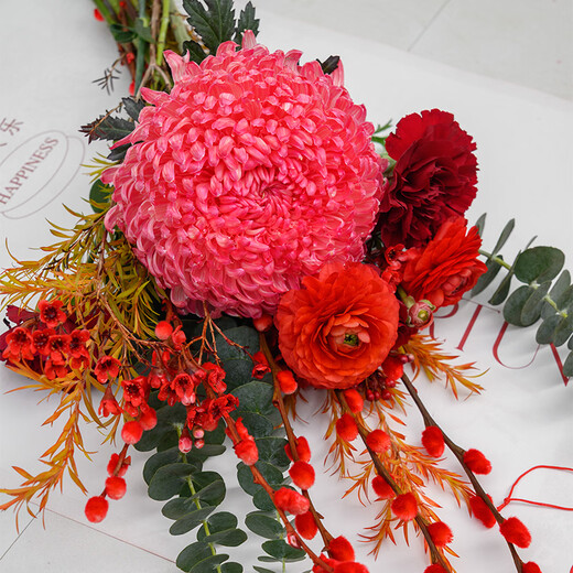 Give you a small red flower. Mix and match bouquets for New Year gifts.