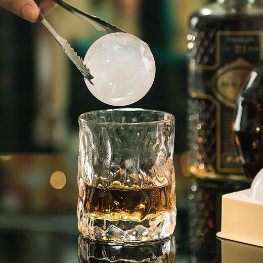 Home KATEI STORY Japanese ice hockey ice cube mold ice box household spherical small covered frozen ice artifact food grade ice tray 4 grid spherical