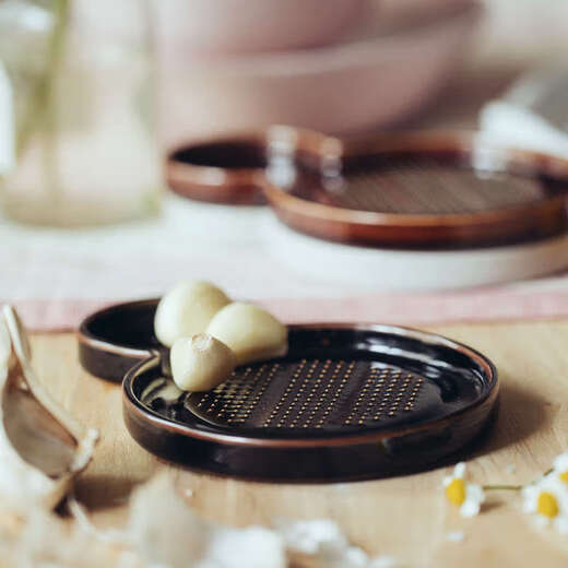 Yusen Yi Xian, freshly ground and ready to eat, grind garlic, grind ginger, grind fresh wasabi and horseradish, black