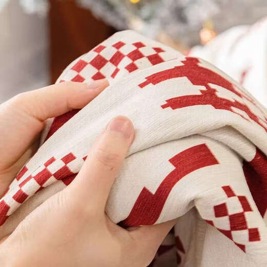 Yusenyi 2026 TV cabinet tablecloth with blessing character festive sideboard cover coffee table dining table wedding red strip Anleruyi triangle bilateral tassel red chenille 35x210cm