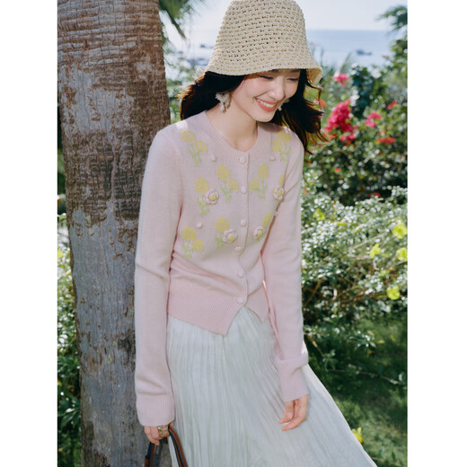 Qiushui Yiren's gentle round neck sweater 2026 spring new simple fashion three-dimensional flower top