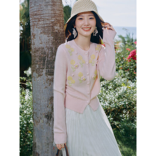 Qiushui Yiren's gentle round neck sweater 2026 spring new simple fashion three-dimensional flower top