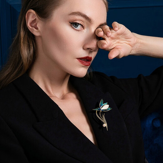 Kamalun (KAMALUN) brand Hetian jade brooch, high-end women's luxury freshwater pearl magnolia brooch, temperament corsage, high-end silk scarf buckle, magnolia flower and hetian jade brooch gold