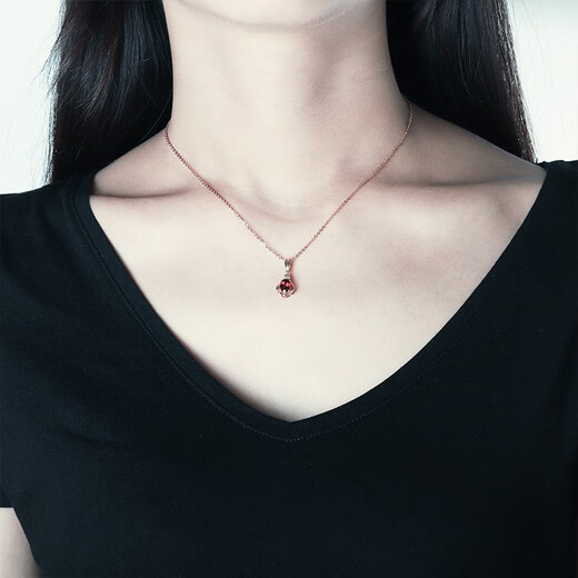Laomiao 18K gold garnet pendant, colorful pendant for women, Chinese Valentine's Day gift for girlfriend (not including necklace), total weight is about 1.05g