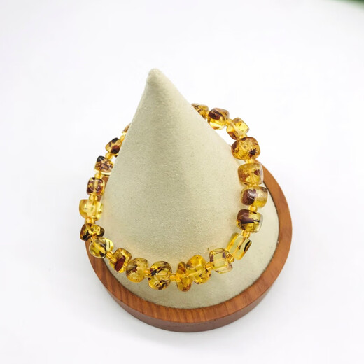 Drops of water form pearls. Nanzhu family amber bracelets are novel in style, fashionable and fresh. Give them to your girlfriend or mother as a birthday gift. Square amber bracelets.