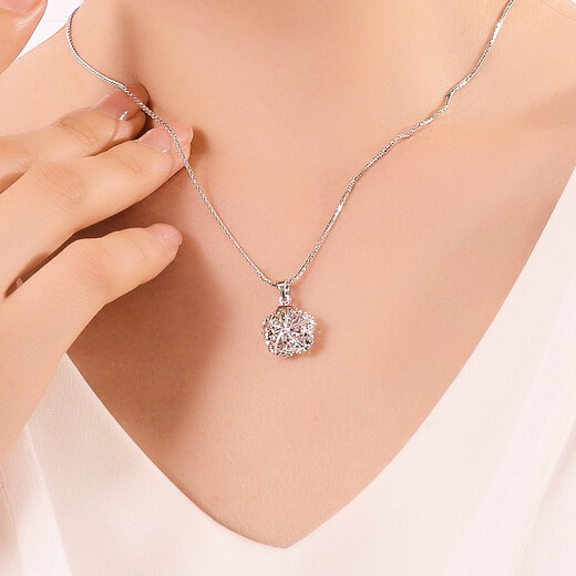 Yuan Shengfu's new PT950 high-quality fashionable shiny platinum flower pendant, versatile white gold necklace pendant, 1.49 grams (excluding necklace)