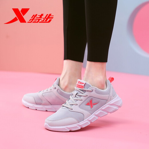 特步女鞋透气跑步鞋网鞋品牌休闲鞋轻便网面减震耐磨防滑运动鞋女 网面款-7001浅灰红 35
