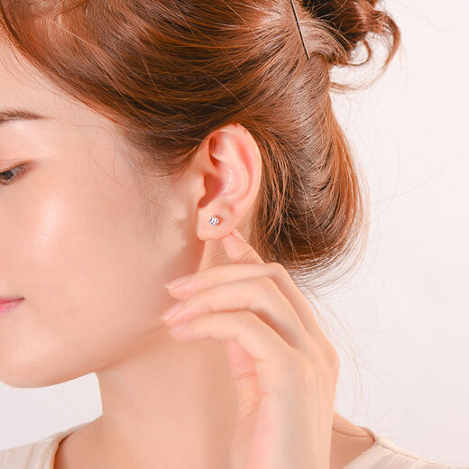Yuan Shengfu's new PT950 premium cube platinum earrings, fashionable and versatile ear-nurturing platinum earrings, 2.17g