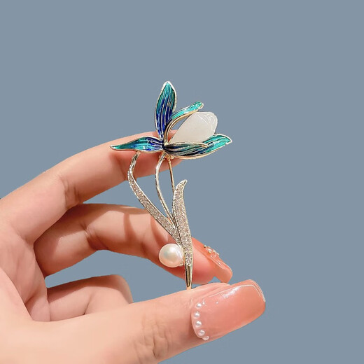 QUAMER's new magnolia corsage, light luxury brooch, high-end pearl design, niche coat with white magnolia