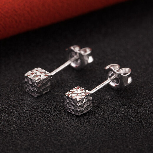 Yuan Shengfu's new PT950 premium cube platinum earrings, fashionable and versatile ear-nurturing platinum earrings, 2.17g