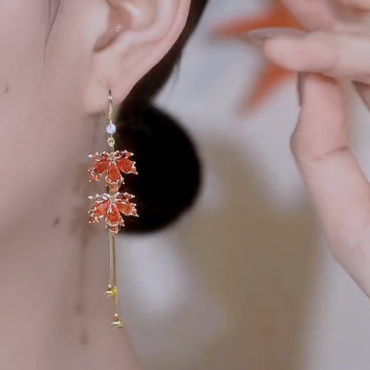 Idel red maple leaf earrings for women 2025 new trendy high-end long tassel retro light luxury design earrings Maple leaf ear hook style E2551